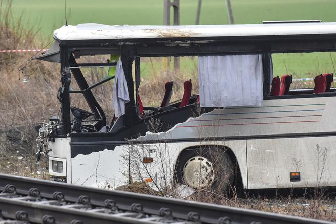 Kierowca autobusu zginał na torach, zamknięty w śmiertelnej pułapce