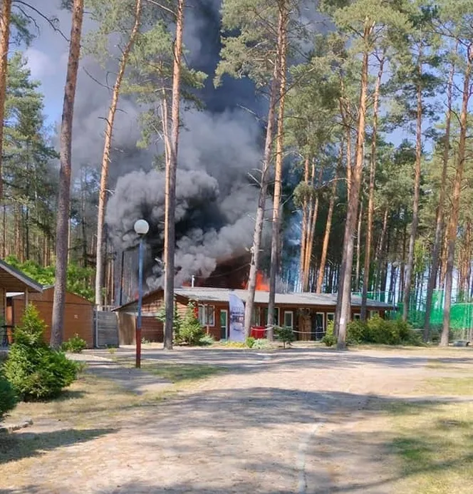 Pożar w popularnym ośrodku wypoczynkowym Leśna Chata w Jastrowiu. Kilkanaście zastępów straży w akcji