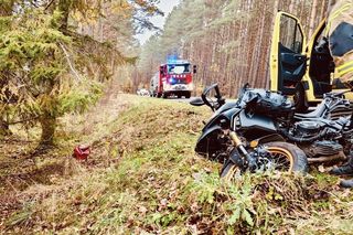 Wypadł z drogi, uderzył w drzewo. Nie żyje motocyklista