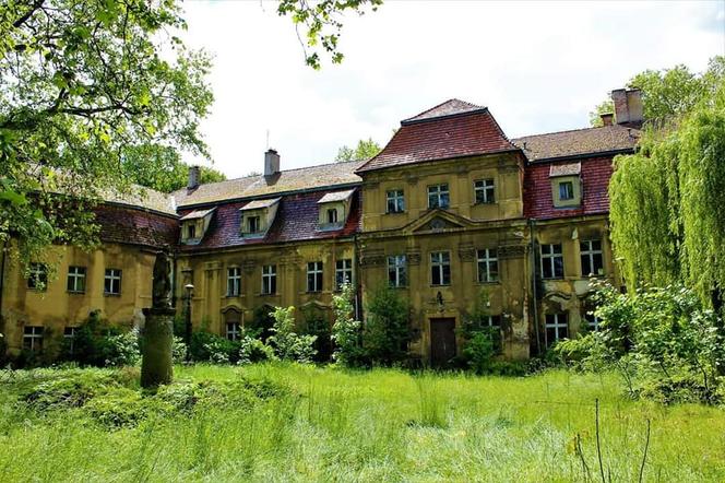 Pałac Rechenbergów w Sławie lata świetności ma już za sobą. Obecnie niszczeje i straszy