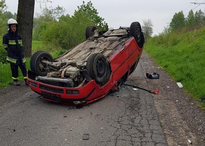 Łowczów. Osobówka dachowała i wylądowała w przydrożnym rowie