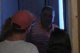 Rolnicy. Podlasie. Studentki zwiedzają dom Gienka i Andrzeja z Plutycz