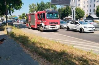 Kraków. Latarnia spadła na przejeżdżający samochód. Chwilę wcześniej doszło tam do wypadku [ZDJĘCIA]