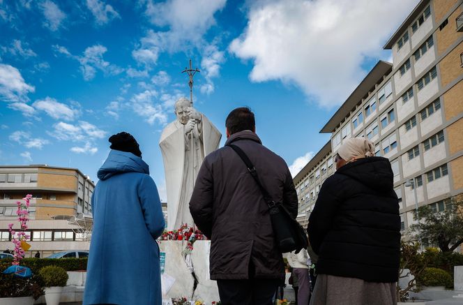 Wierni modlą się o zdrowie Papieża Franciszka