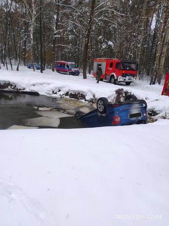 Lubelskie. Auto wpadło do wody. Dwie osoby nie żyją. Nowe fakty w sprawie tragedii niedaleko Parczewa