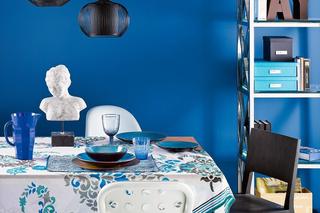 Błękit paryski jako kolor ścian w jadalni