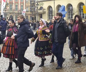 Polonez dla Fredry 2025 we Wrocławiu. Maturzyści zatańczyli na Rynku [ZDJĘCIA]