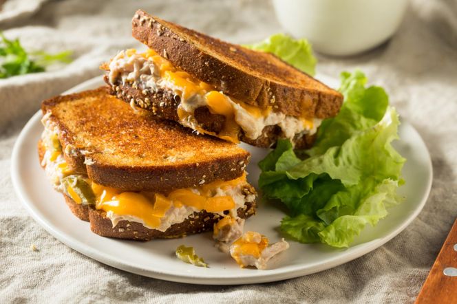 Zwykła kanapka? Nie tym razem! Poznaj kultowy amerykański tuna melt