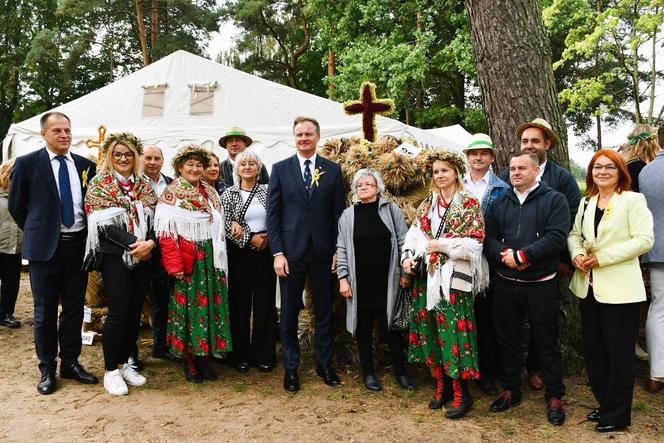 Dożynki wojewódzkie w Olsztynku 2024. Tłumy na wydarzeniu. „To był trudny rok” [ZDJĘCIA]