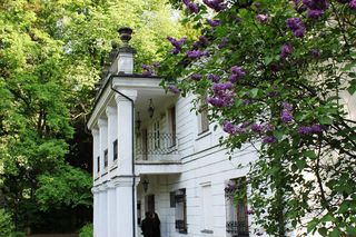 To jeden z najpiękniejszych dworów w Małopolsce. Miejscowi mówią, że widują w nim ducha dawnego właściciela 