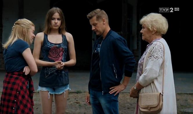 M jak miłość odc. 1550. Barbara (Teresa Lipowska), Paweł (Rafał Mroczek), Ania (Gabriela Świerczyńska), Basia (Gabriela Raczyńska)