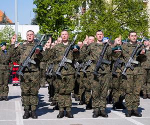 Ponad stu żołnierzy na Placu Solidarności w Olsztynie. Złożyli uroczystą przysięgę [ZDJĘCIA]