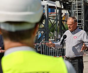 Donald Tusk w Męcinie. Premier odwiedził budowę największego tunelu kolejowego w Polsce