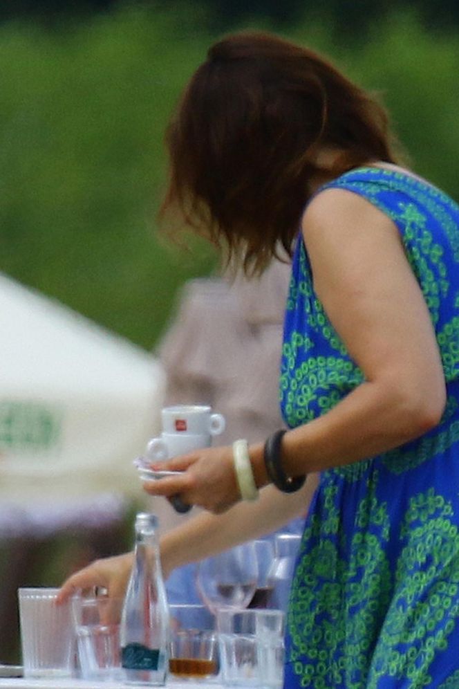 Renata Dancewicz kurzy na plaży