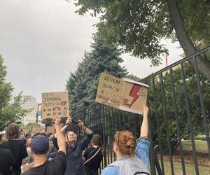 Manifestacja Nigdy nie będziesz szła sama w Warszawie. Strajk Kobiet pod Komendą Stołeczną Policji