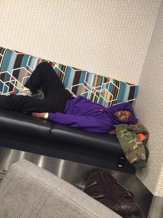 Kanye West śpi na lotnisku