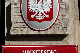 Wielka ewakuacja w centrum Warszawy. Mężczyzna z niebezpiecznymi przedmiotami wszedł do ministerstwa