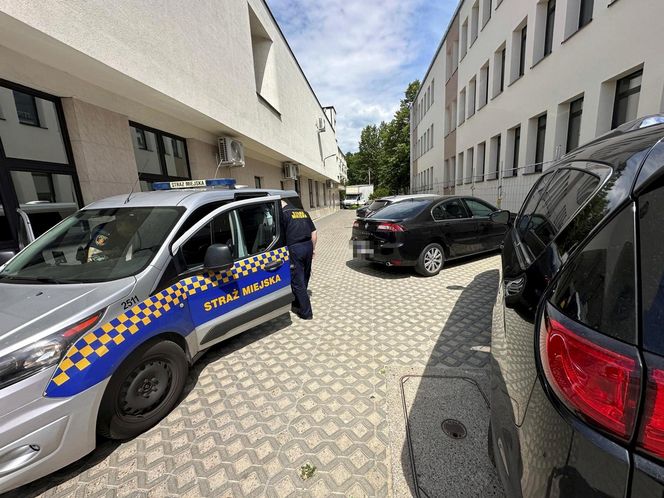 Auto wjechało w budynek sądu w Warszawie. Kierowca z impetem wyłamał szlaban i wjechał na zamknięty teren