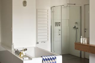 Łazienka w stylu nowoczesnym w kolorze białym
