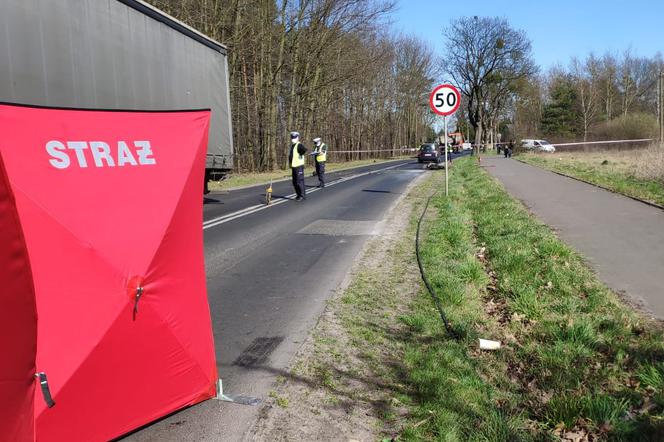Śmiertelny wypadek w Dąbrowie Chełmińskiej! 57-latek najechał na tył Renault, a następnie zderzył się z ciężarówką