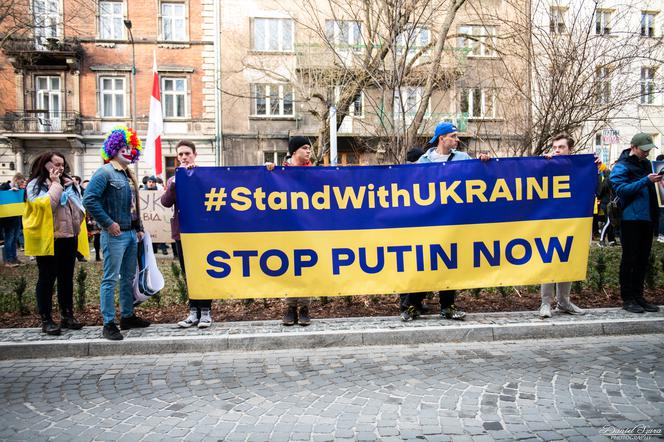  Kraków solidarny z Ukrainą. Setki osób przyszło na manifestację [ZDJĘCIA]