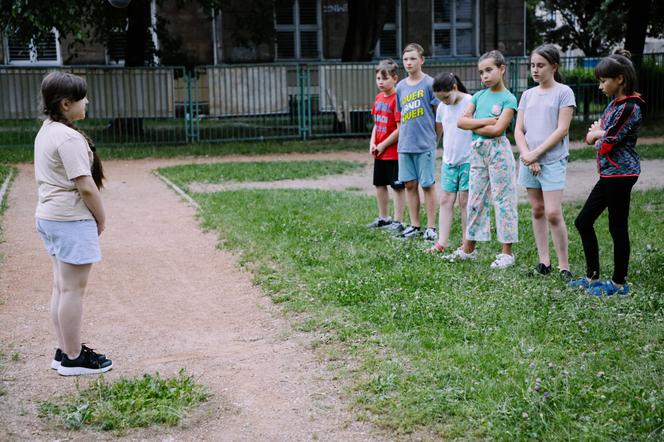 Na Wspólnej, odcinek 3344: Mela (Alicja Warchocka), uczennice szkoły Zimińskiej
