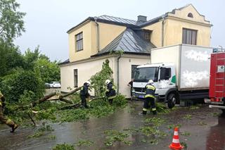 Woda zalewa posesje i drogi. To będzie ciężka noc dla strażaków