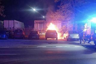 Zaparkowane auta płoną w Warszawie na potęgę! Czy to podpalacz? Strażacy mówią wprost! 