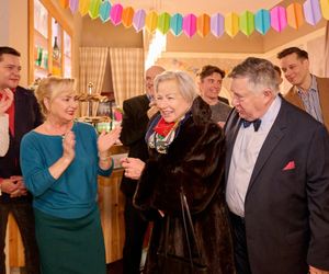 Na Wspólnej, odc. 4000. Maria (Bożena Dykiel), Włodek (Mieczysław Hryniewicz), Roża (Halina Rasiakówna), Michał (Robert Kudelski), Darek (Michał Mikołajczak), Franek (Nathan Czyżewski), Roman (Waldemar Obłoza)