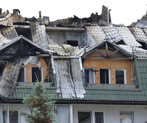 Blok przy ul. Powstańców w Ząbkach po pożarze