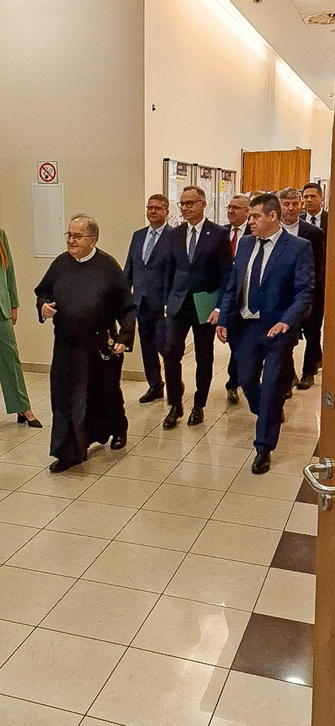 Piękne studentki o. Rydzyka przyćmiły byłego prezydenta Andrzeja Dudę