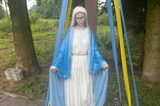 Zniszczona figura Matki Boskiej Niepokalanej we wsi Kościuki