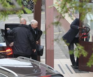 Jarosław Kaczyński sam niesie ogromną torbą z dyskontu! Co w niej ma?! Jego limuzyna pognała na Nowogrodzką 