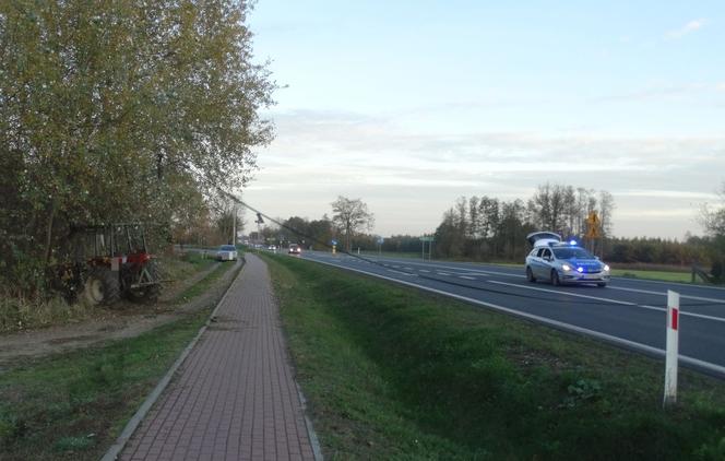 Przyrżnął traktorem w słup. Na policjantów czekał z piwem