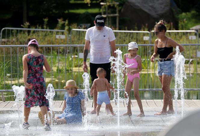 Kolejna fala upałów w stolicy. Mieszkańcy szukają ochłody, ale często robią to bezmyślnie