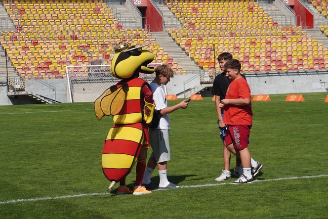 Pożegnianie Murawy na Chorten Arenie. Jagiellonia Białystok rozdaje boisko swoim kibicom
