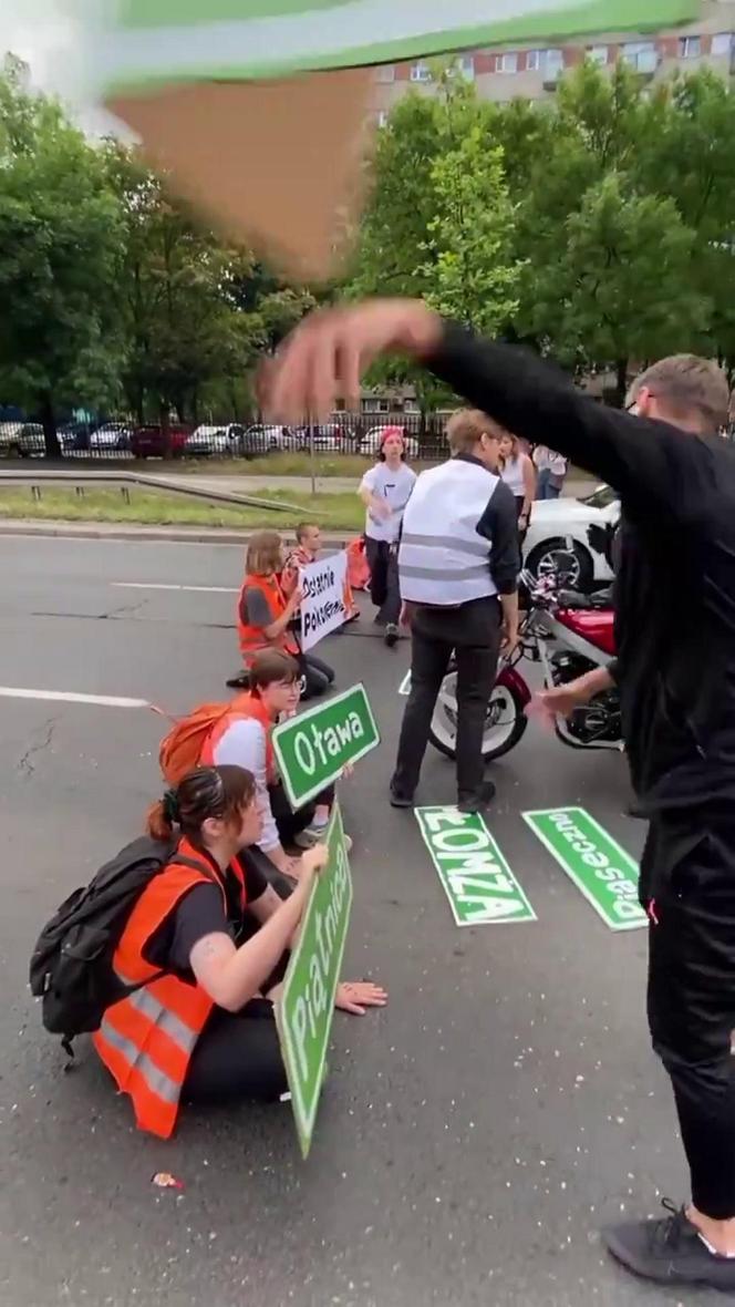 Gazem i gaśnicą w aktywistów. Kierowcy dostali furii. Blokada Czerniakowskiej wymknęła się spod kontroli