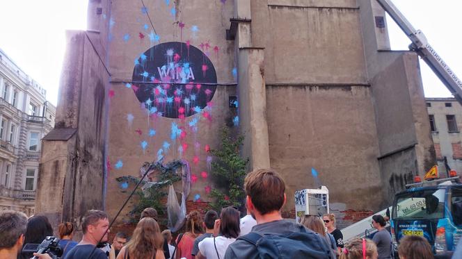 8 Łodzianie obrzucili jajkami mural
