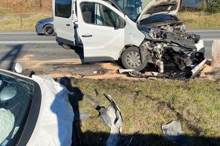 Roztoka Wielka. Osobówka wylądowała w rowie po zderzeniu z busem. Trzy osoby w szpitalu