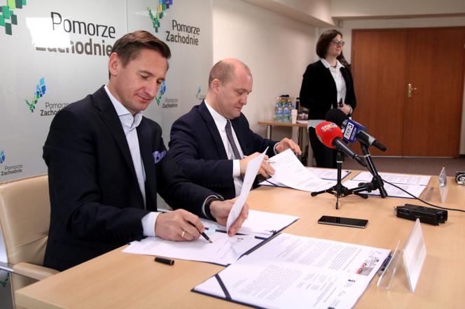 Umowę podpisali w środę marszałek województwa Olgierd Geblewicz i prezydent Piotr Krzystek