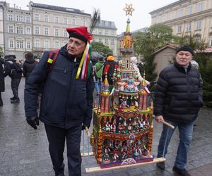 Wystawa szopek na Rynku Głównym w Krakowie przed 82. edycją konkursu