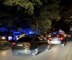 Nocny pościg na Białołęce. Samochodem huknął w drzewo, uciekając zgubił klapki