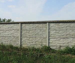 Betonowe ogrodzenie może być nowoczesne lub tradycyjne