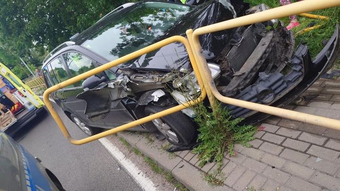 Zasłabł za kierownicą i wjechał w barierki! Dramatyczna walka o życie kierowcy