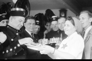 QUIZ PRL: Wódka walutą, bimbrownictwo oporem. Fenomen kultury picia w PRL-u