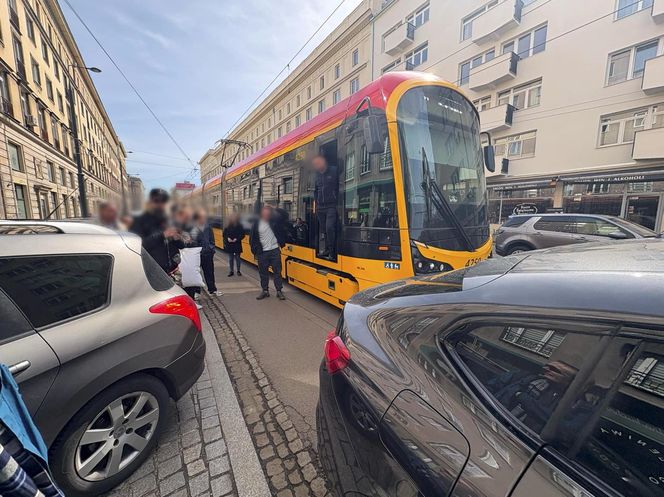 Paraliż w centrum Warszawy. Kierowca BWM zaparkował na torach. Wszystko stanęło!