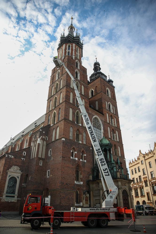 Zdjęcie korony królewskiej z wieży bazyliki Mariackiej