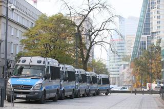 Policja pod kościołami w Warszawie