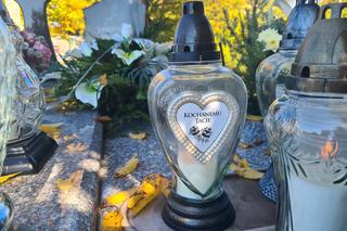 Tomasz zginął w tragicznym wypadku BMW w Dobrzechowie.  Jego grób tonie w morzu kwiatów [GALERIA]