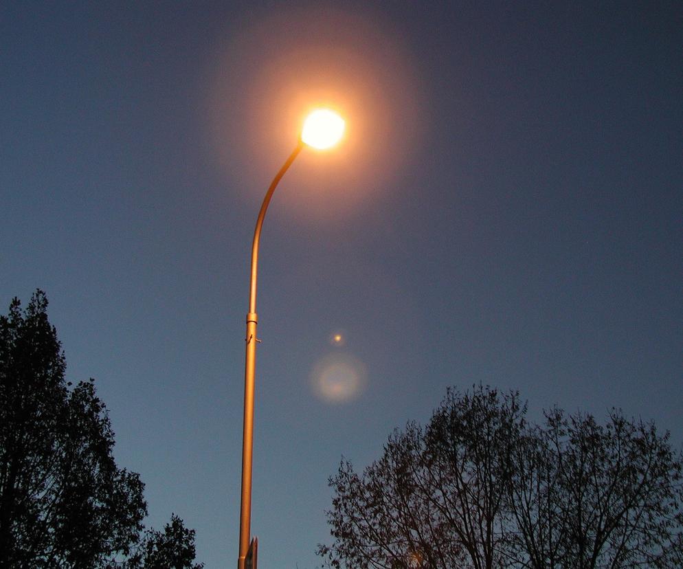 Będą oszczędzać prąd. W jednej z gmin powiatu starachowickiego uliczne latarnie mają świecić krócej 